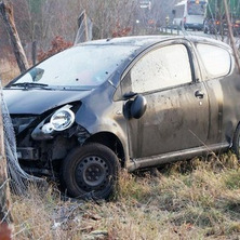 Toyota wypadła z drogi. Auto uszkodziło ogrodzenie